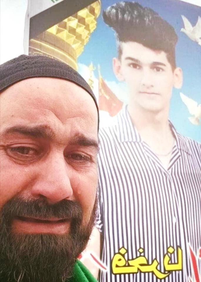 omar saadoun and a grieving friend #iraqprotests