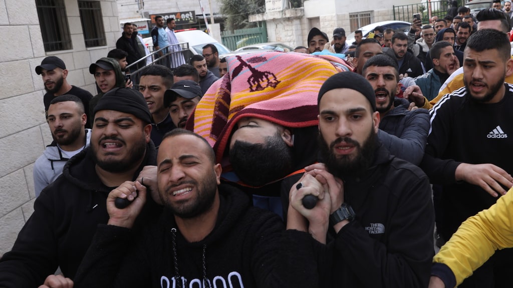 מוחמד חסאן עאסף לוויה  Mouhamad Hassan Asef carrying his body 