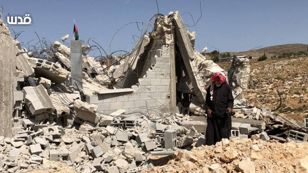 איש זקן עומד על הריסות ביתו 09.0.2022
تغطية صحفية: "مسن فلسطيني يقف على ركام منزله الذي هدمته القوات الإسرائيلية في بلدة بيت دجن شرق نابلس".

#فلسطين #نابلس