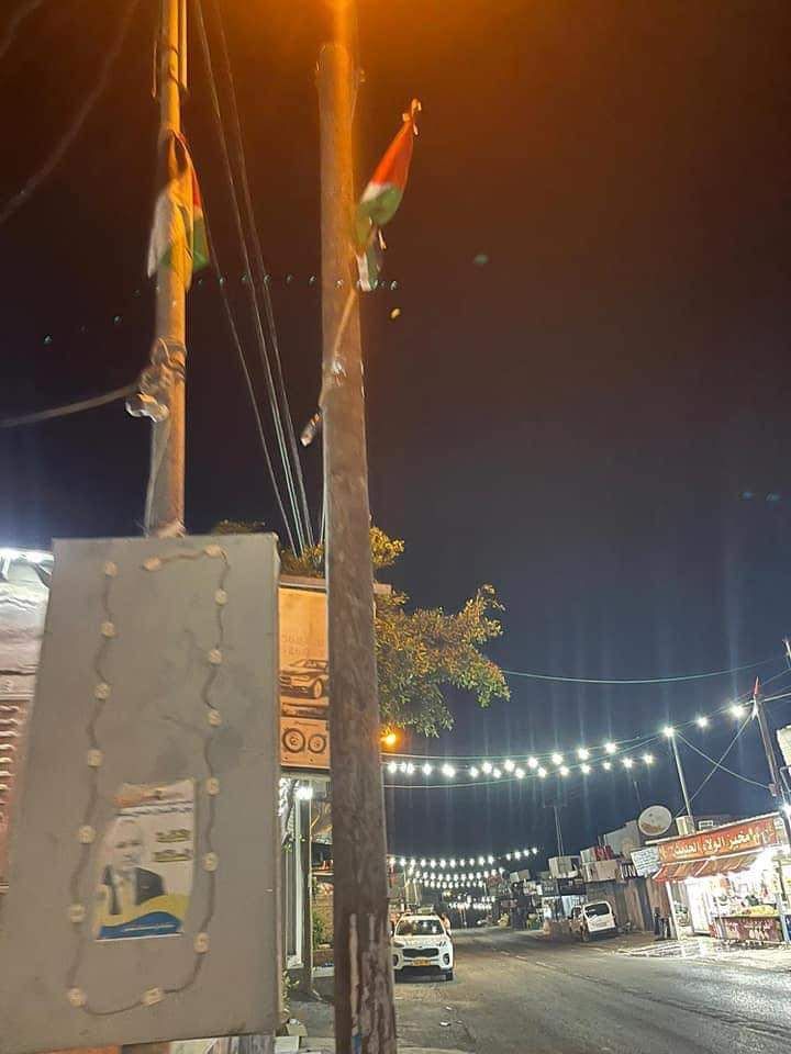 صور| الأعلام الفلسطينية تُزين شوارع بلدة الفندق شرق قلقيلية بعد أن حاول المستوطنون إزالتها وتصدى له الشبان.