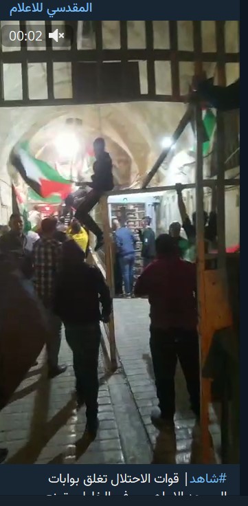 #شاهد| قوات الاحتلال تغلق بوابات المسجد الإبراهيمي في الخليل وتمنع المتظاهرين من الوصول إليه.