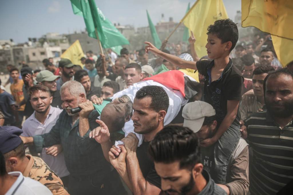 הלווית אברהים סיקור עיתונאי: "ילדו של השהיד איברהים אבו סלאח נפרד לאחר עלייתו בהפצצת הכיבוש במהלך התוקפנות בצפון רצועת עזה".

צילום: עלי ג'דאללהאבן סאלח