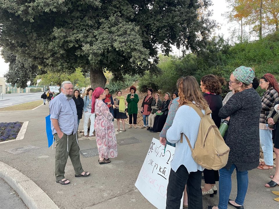 נחמה תאנה משמרת מחאה מול הכנסת מתוך חשבון הפייסבוק שלה