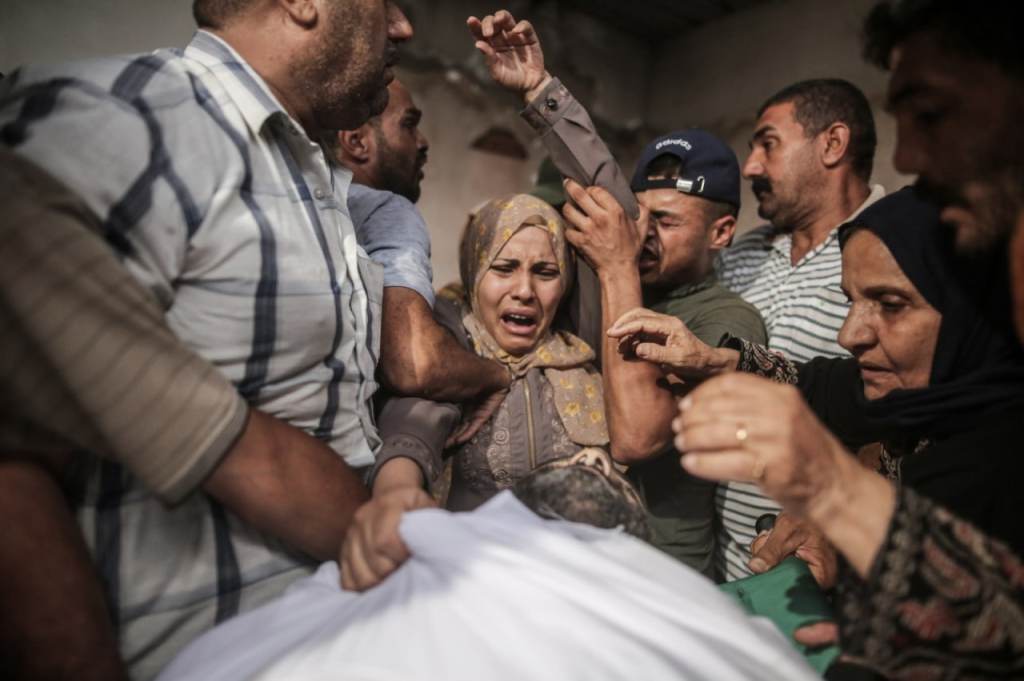 הלווית אברהים סיקור עיתונאי: "ילדו של השהיד איברהים אבו סלאח נפרד לאחר עלייתו בהפצצת הכיבוש במהלך התוקפנות בצפון רצועת עזה".

צילום: עלי ג'דאללהאבן סאלח