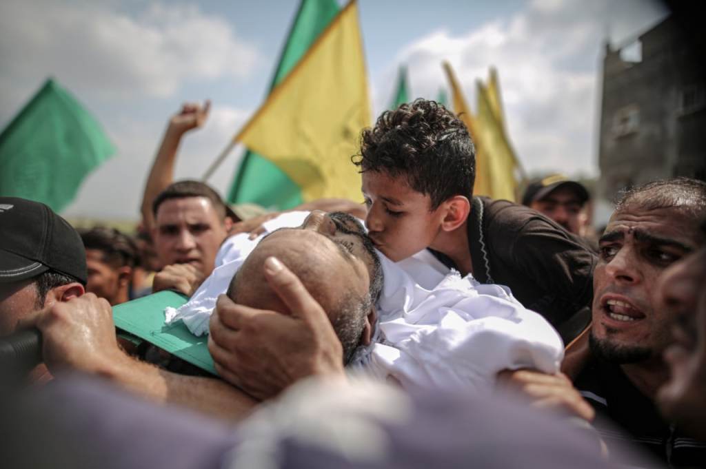 הלווית אברהים סיקור עיתונאי: "ילדו של השהיד איברהים אבו סלאח נפרד לאחר עלייתו בהפצצת הכיבוש במהלך התוקפנות בצפון רצועת עזה".

צילום: עלי ג'דאללהאבן סאלח