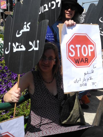 protester agaist the israeli occupation holding a sign of stop war