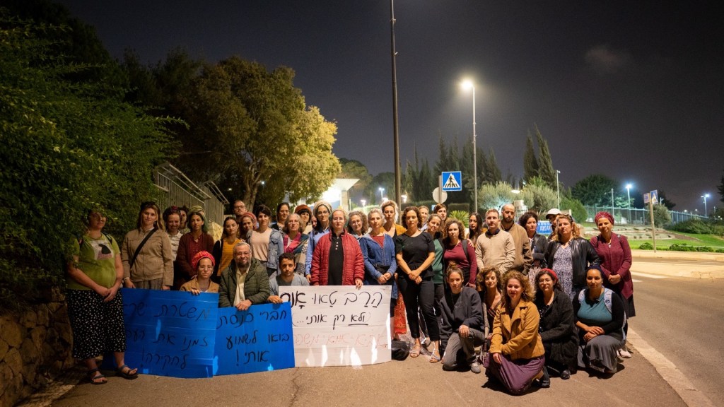 נחמה תאנה מוקפת בתומכיה מול הכנסת, 30.10.2022