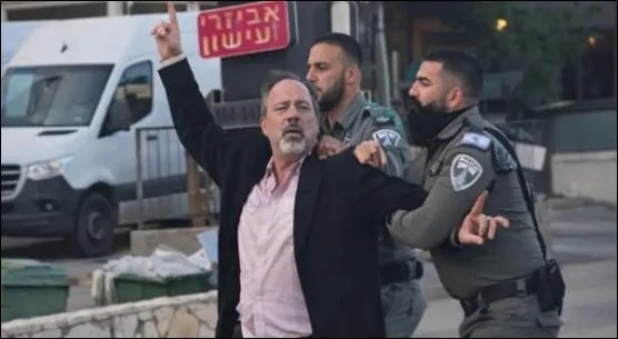 עו"ד שאדי שווירי, ראש מועצת כפר יאסיף לשעבר וחבר מזכירות חד"ש, בעת מעצרו אמש במהלך מחאה נגד האלימות והרצח בחברה הערבית (צילום: חד"ש)